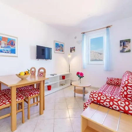 - Comfort One Bedroom E5 *