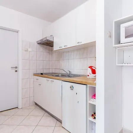 - Comfort One Bedroom E5 *